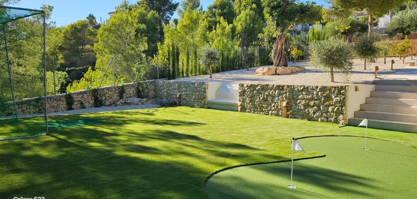 Artificial grass landscape installation Spain