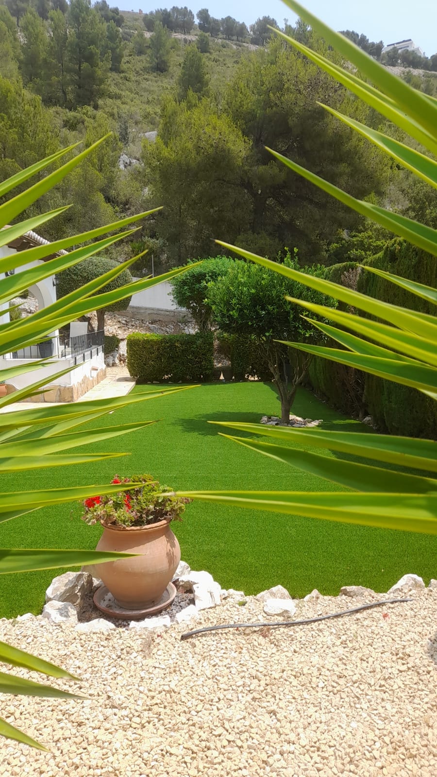 Garden with yucca, gravel and artificial grass Costa Blanca