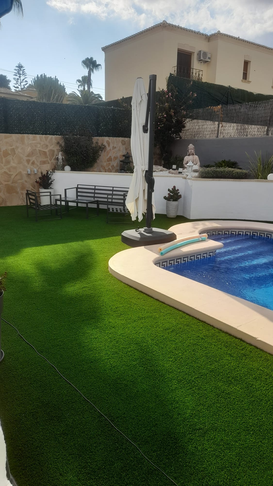 Artificial grass garden with pool Costa Blanca villa
